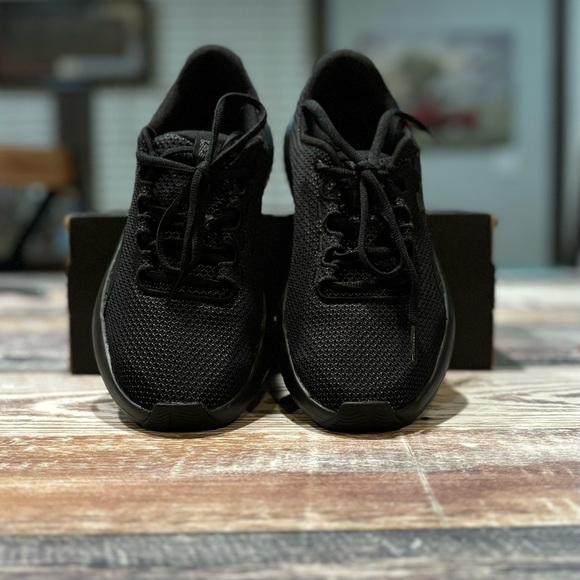 Women’s Under Armour Charged, New in the Box! - Picture 3 of 8